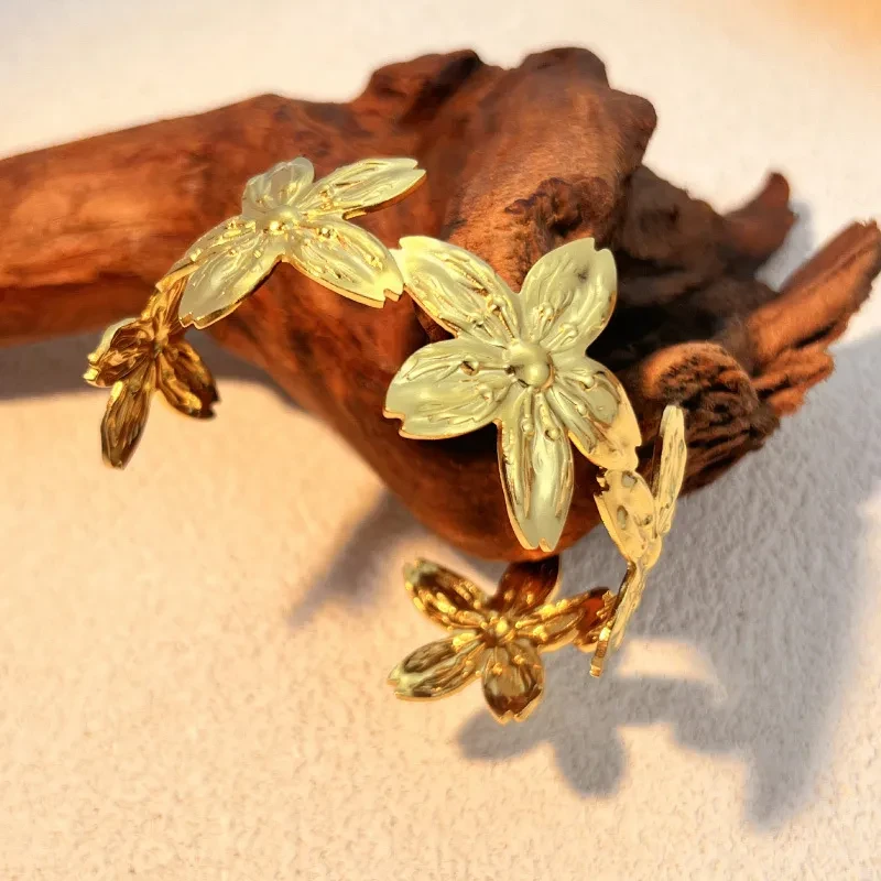 Pulsera de acero de titanio con flor de nicho