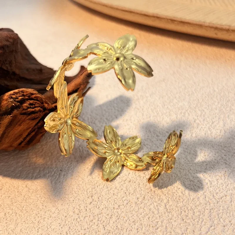 Pulsera de acero de titanio con flor de nicho