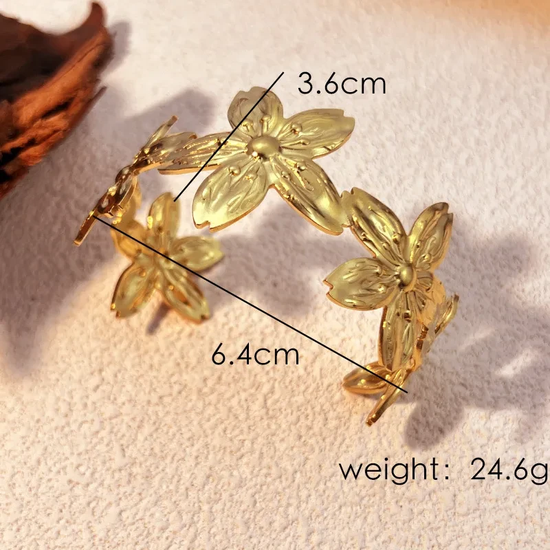 Pulsera de acero de titanio con flor de nicho