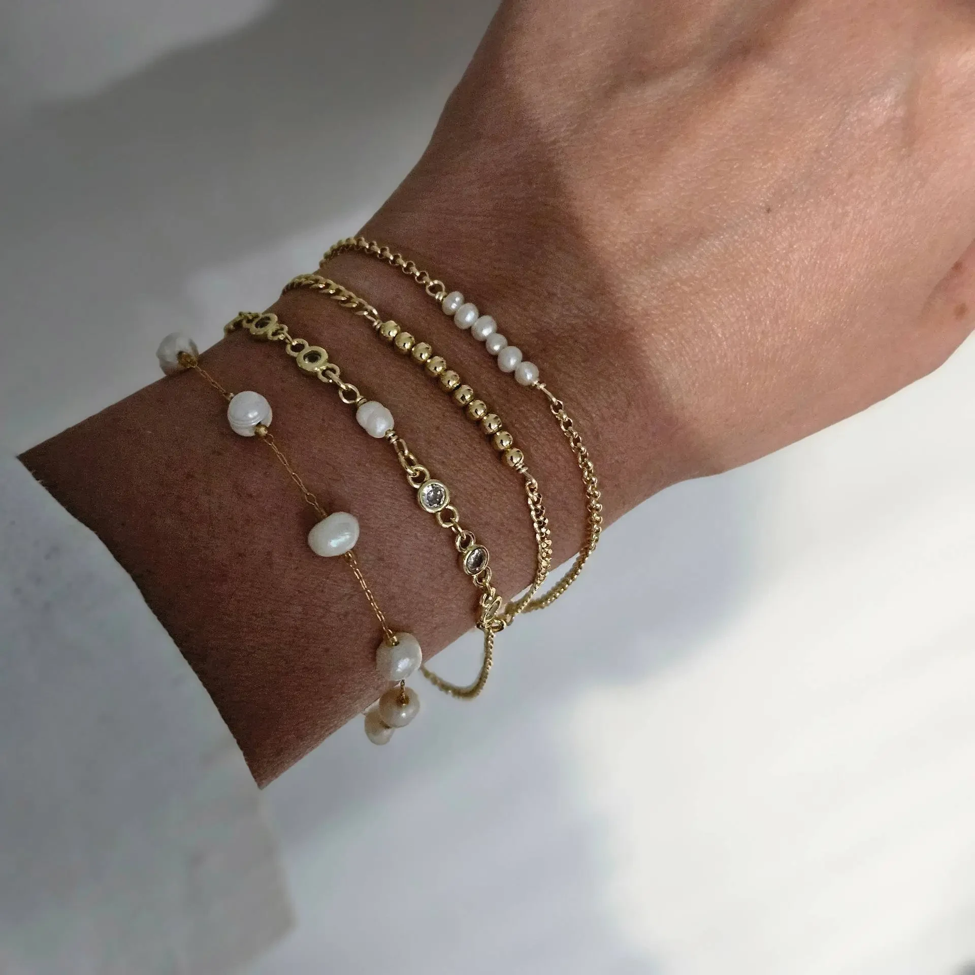 Pulsera de perlas geométricas con diseño creativo y sencillo a juego.