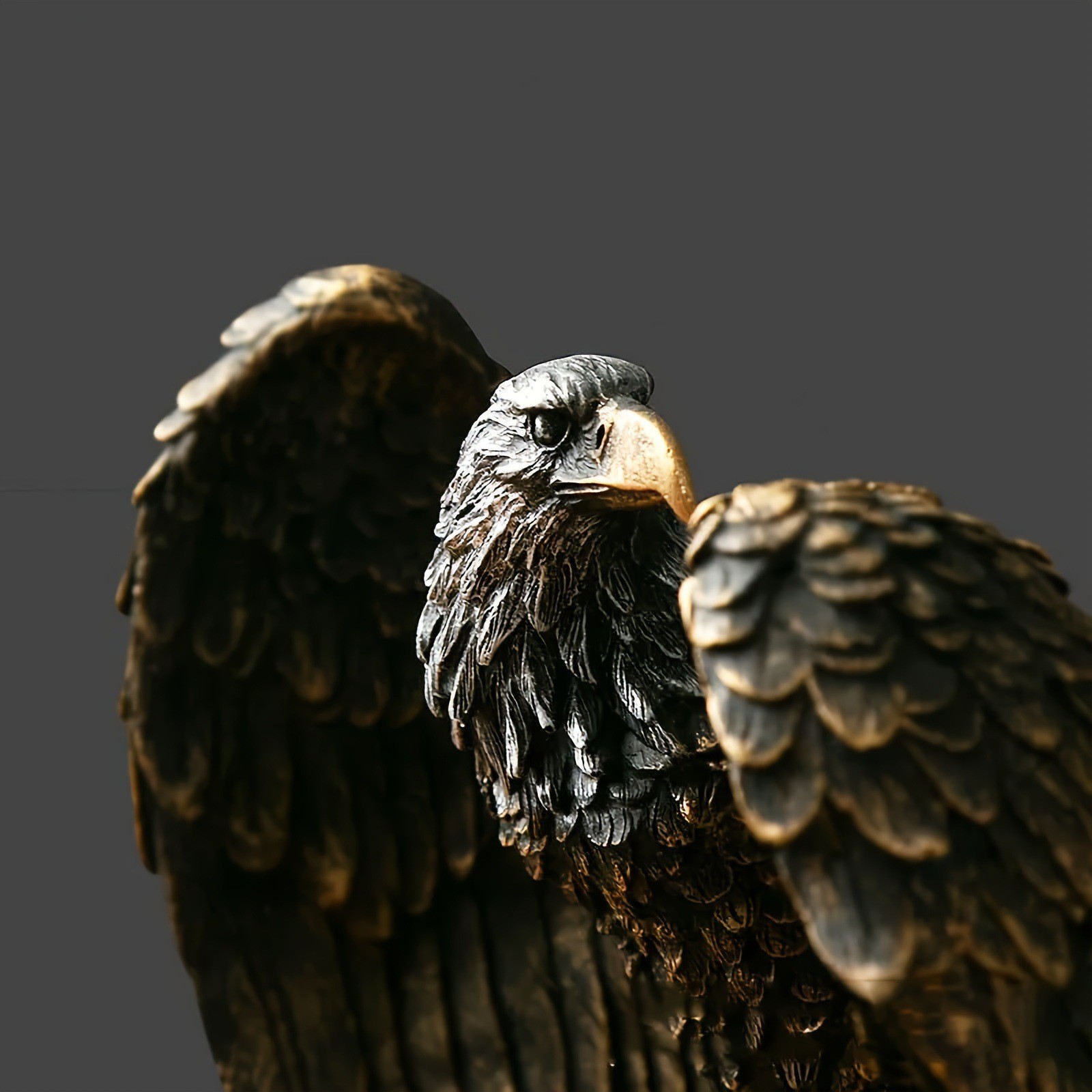 Adorno artesanal de resina tallada con águila en pie