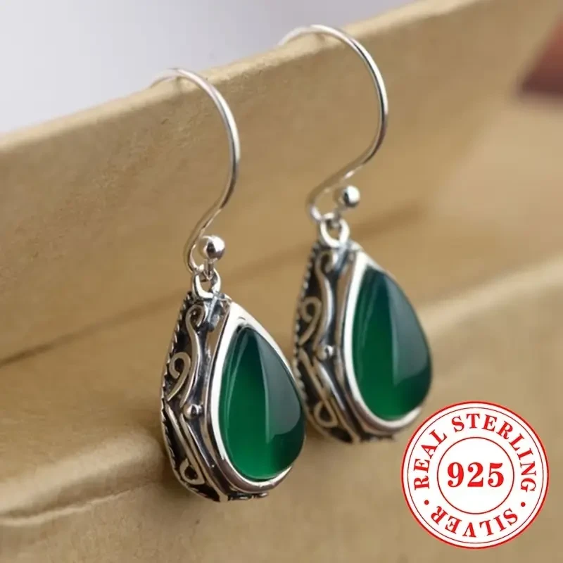 Elegantes pendientes colgantes de plata de ley con piedras preciosas sintéticas verdes y rojas.
