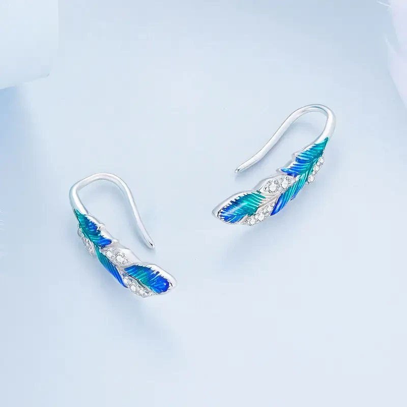 Exquisitos pendientes colgantes de plumas de plata de ley: elegantes, delicados y bonitos, hipoalergénicos y sin níquel.