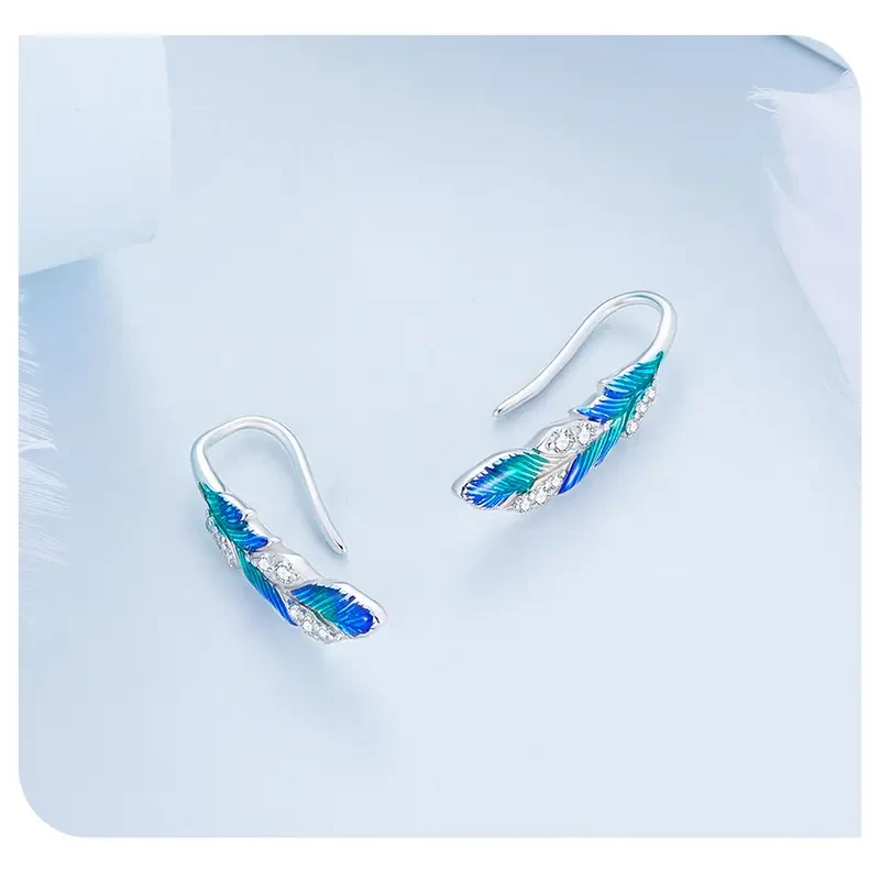 Exquisitos pendientes colgantes de plumas de plata de ley: elegantes, delicados y bonitos, hipoalergénicos y sin níquel.