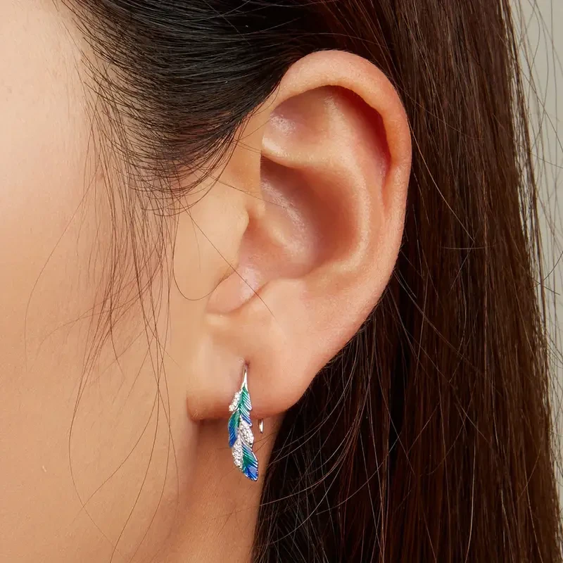 Exquisitos pendientes colgantes de plumas de plata de ley: elegantes, delicados y bonitos, hipoalergénicos y sin níquel.