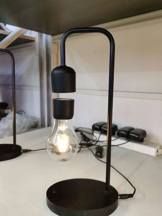 Luz de luna flotante con equilibrio de carga inalámbrica