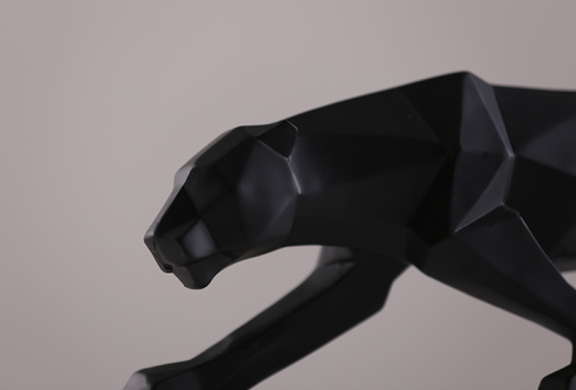 Escultura abstracta moderna de pantera negra