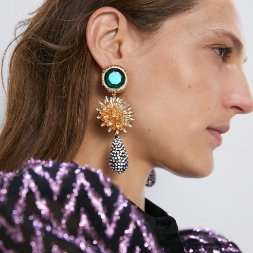 Pendientes de flores de metal y piedras preciosas artificiales.
