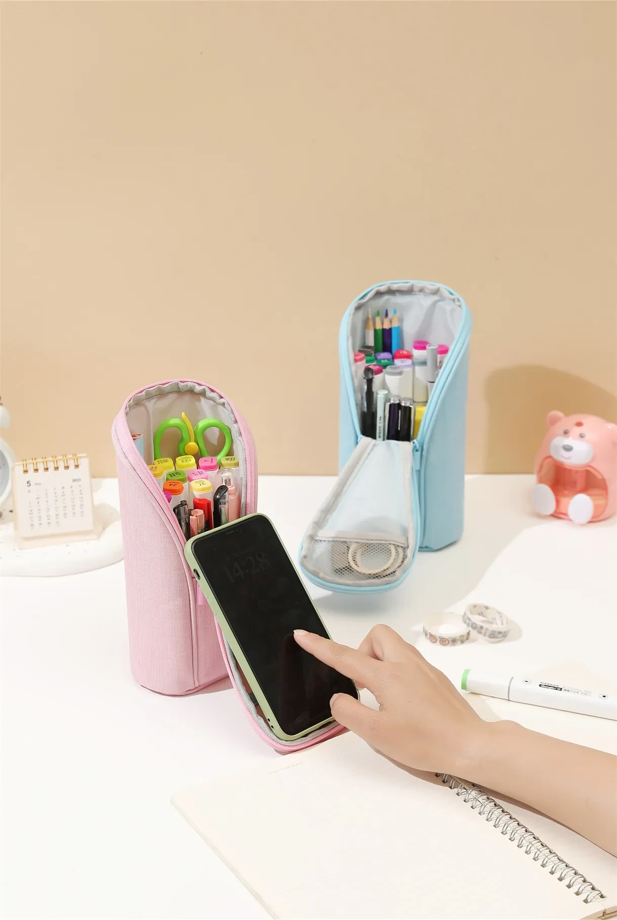 Estuche de papelería con soporte para teléfono móvil de gran capacidad en color caramelo