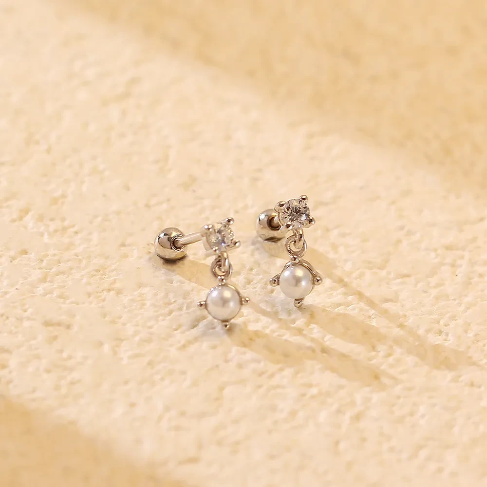 Pendientes de perla con tornillos de diamante y plata