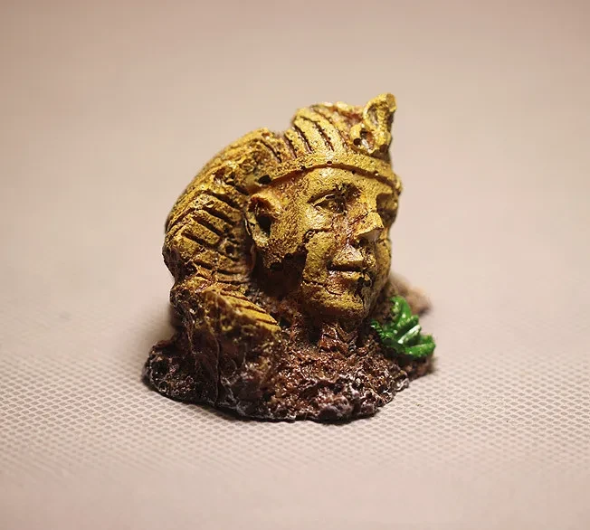 Estatua de piedra en miniatura de un faraón egipcio antiguo