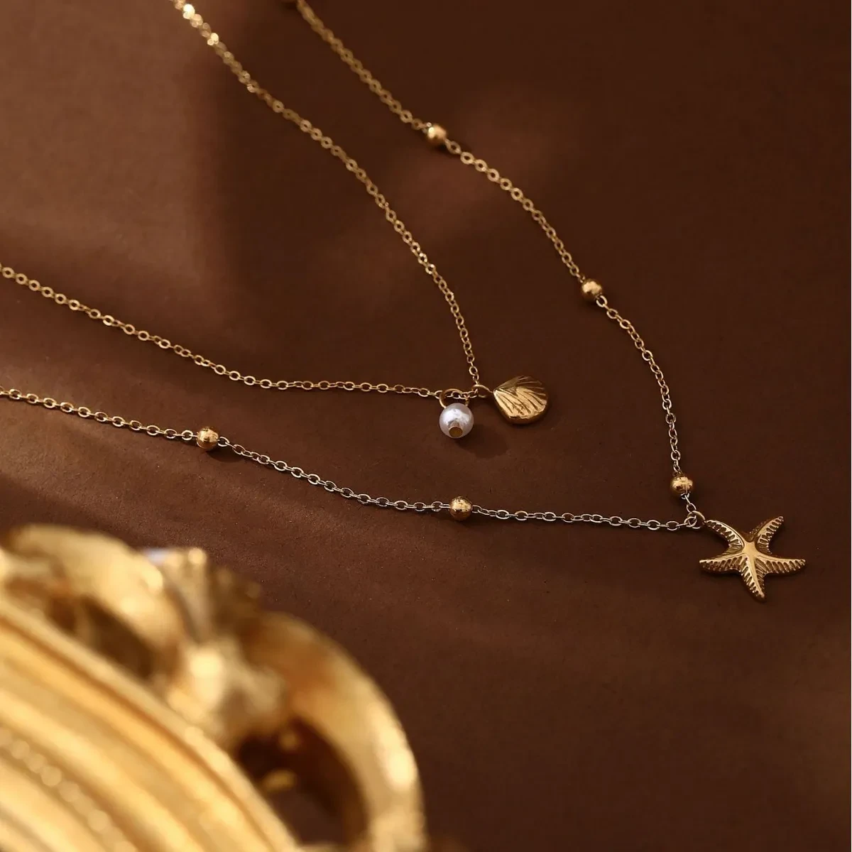 Collar de concha de estrella de mar de doble capa con alta retención de color en acero de titanio y baño de vapor al vacío en oro de 18 quilates.