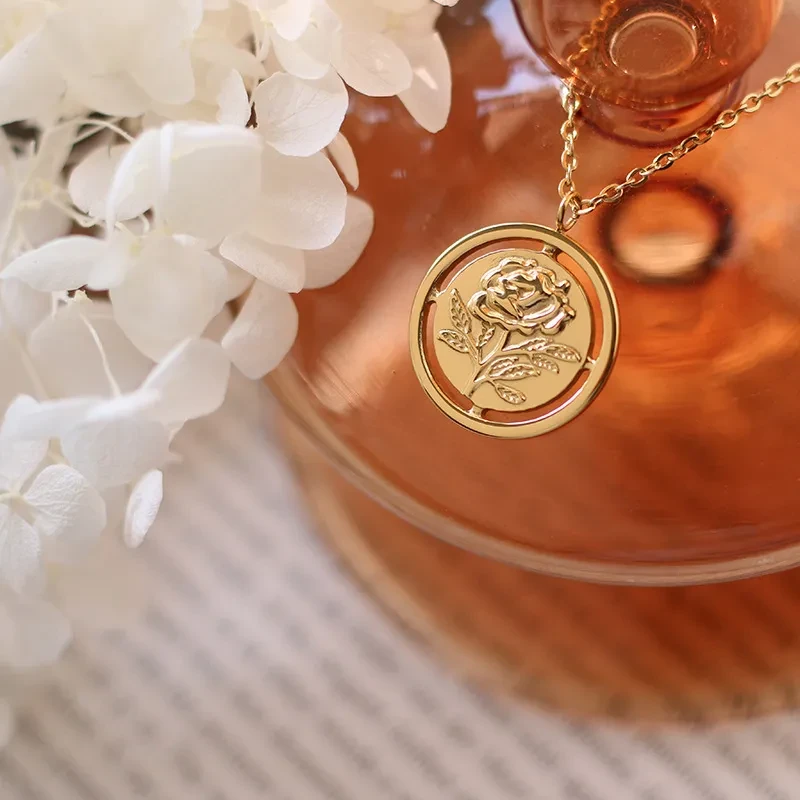 Collar de acero de titanio con diseño retro francés de rosas recortadas en tres dimensiones y chapado en oro de 18 quilates.