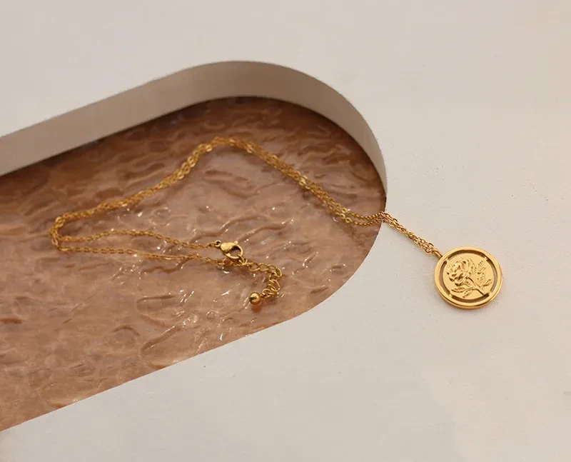 Collar de acero de titanio con diseño retro francés de rosas recortadas en tres dimensiones y chapado en oro de 18 quilates.