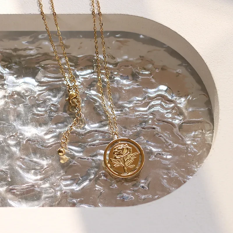 Collar de acero de titanio con diseño retro francés de rosas recortadas en tres dimensiones y chapado en oro de 18 quilates.