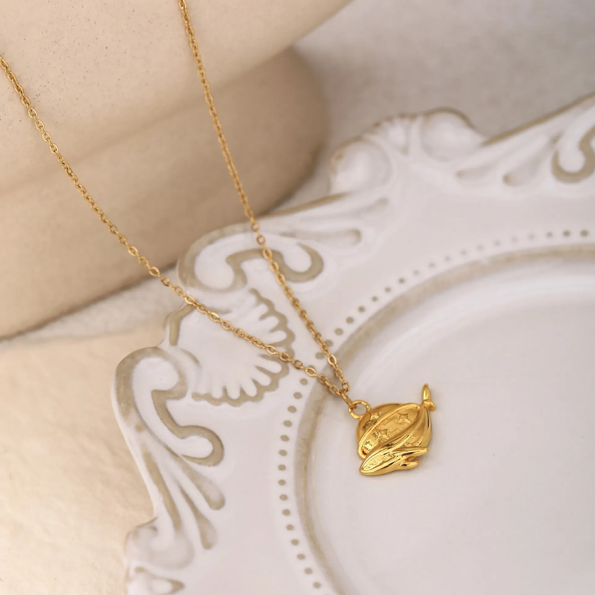 Collar de acero inoxidable con diseño de ballena, sol y luna