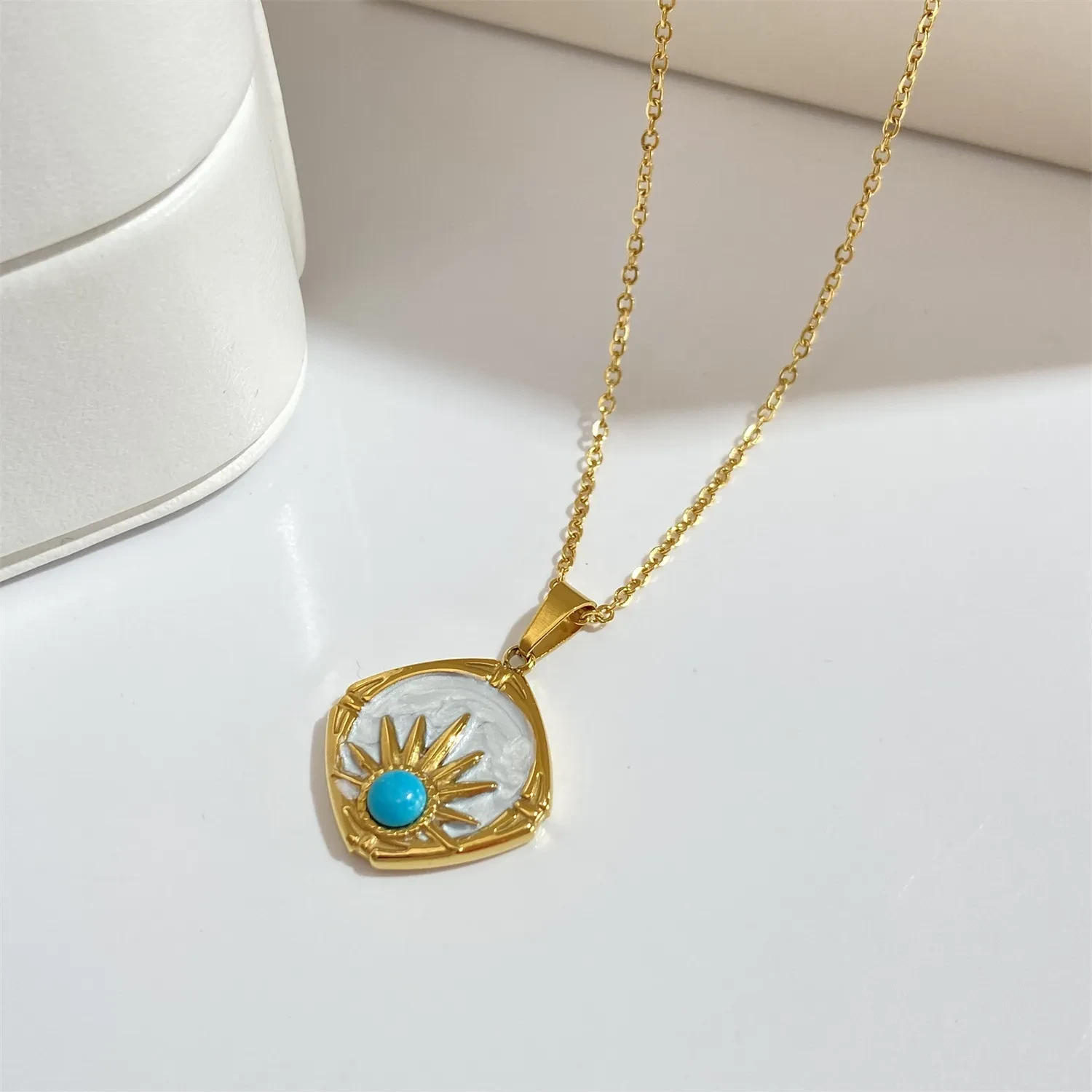 Collar con colgante de sol azul turquesa con perla de aceite en forma de gota