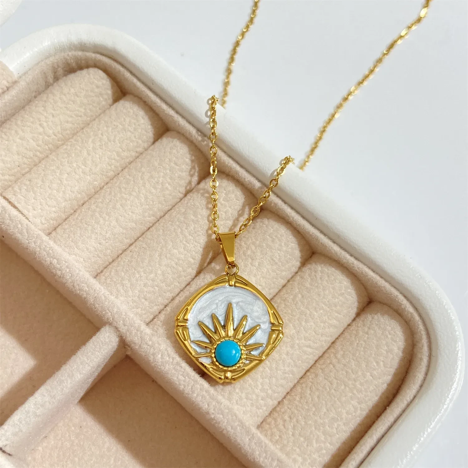 Collar con colgante de sol azul turquesa con perla de aceite en forma de gota