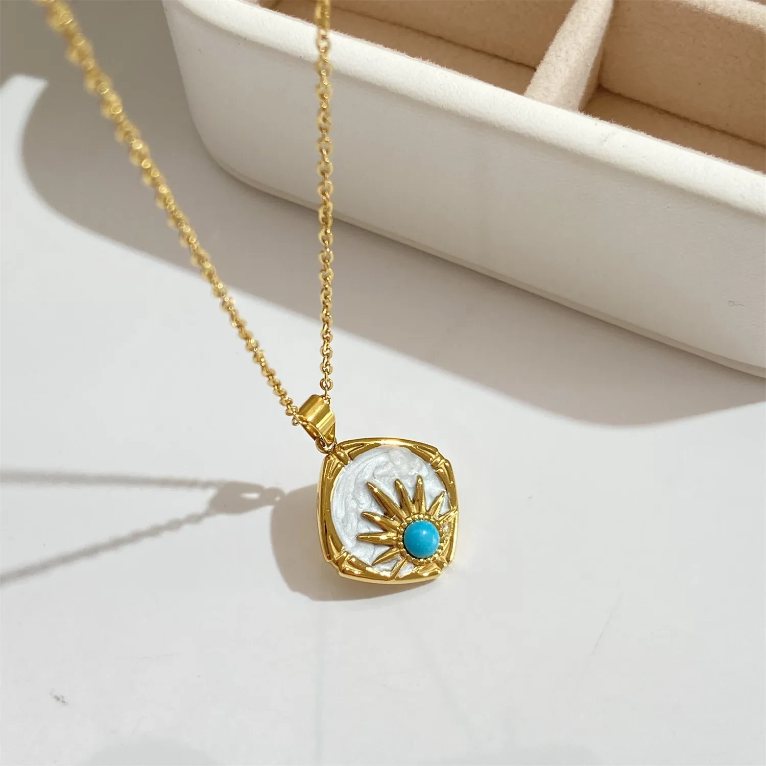 Collar con colgante de sol azul turquesa con perla de aceite en forma de gota
