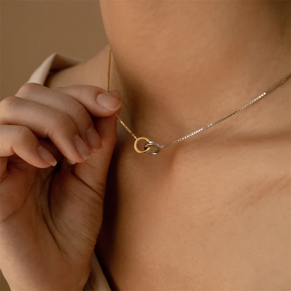 Collar con anillo eterno de acero de titanio y costura asimétrica de alta retención de color