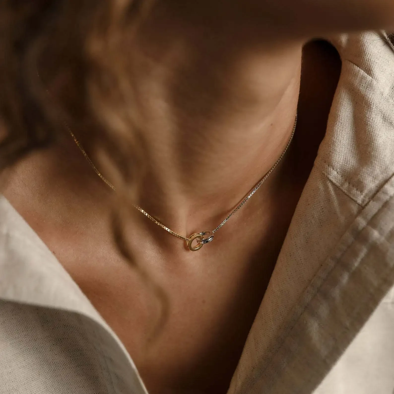 Collar con anillo eterno de acero de titanio y costura asimétrica de alta retención de color