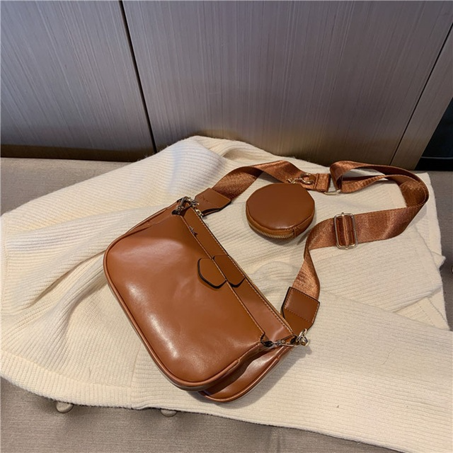 Conjunto de bolsos de mano negros de lujo para mujer.