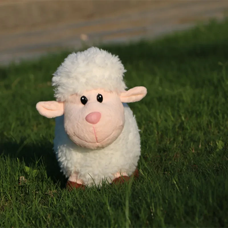 Linda y relajante muñeca de oveja de dibujos animados
