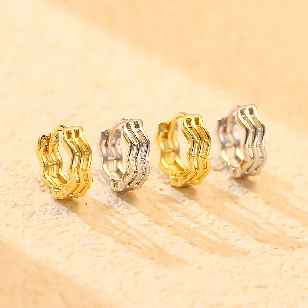 Pendientes sencillos de líneas onduladas de plata Design Sense para mujer