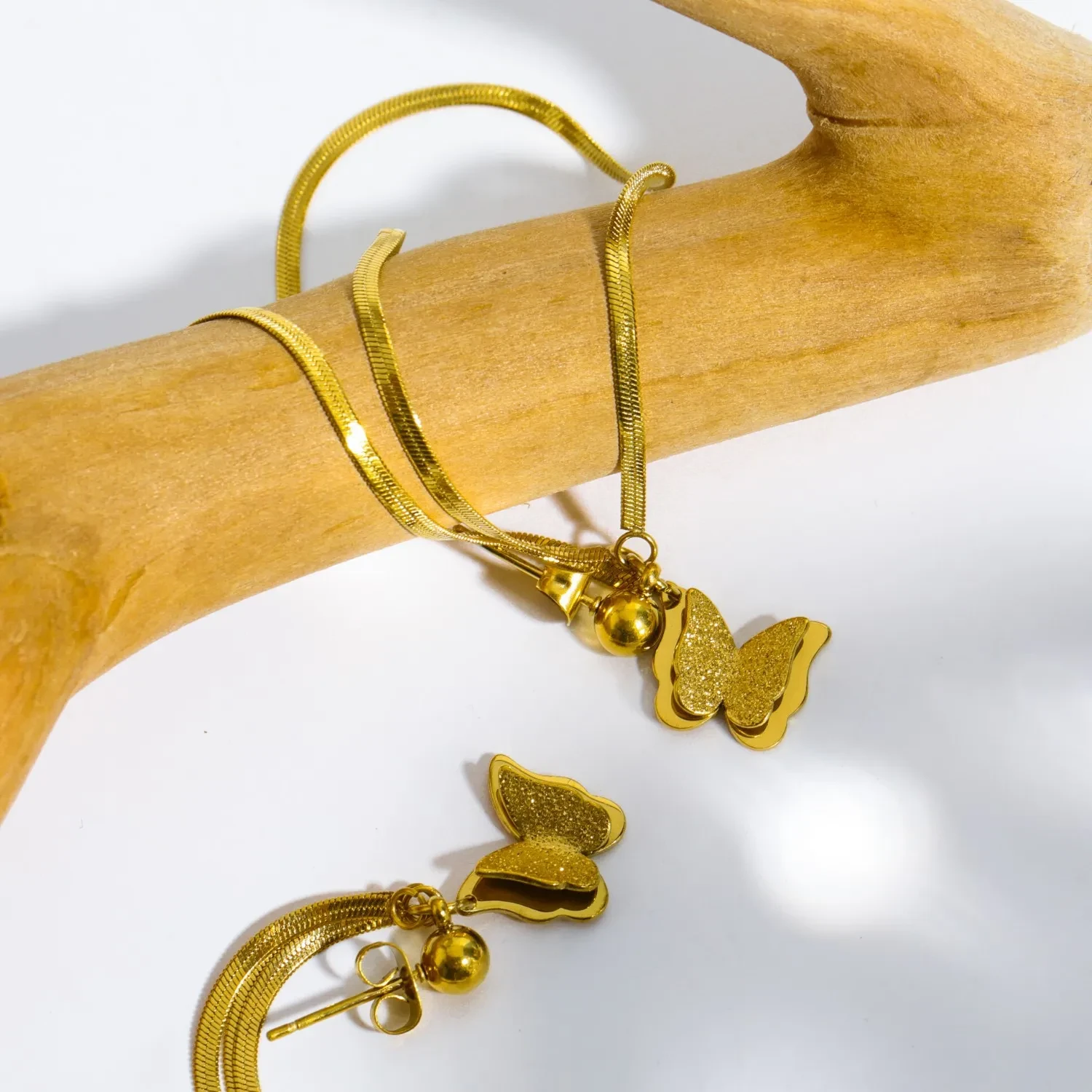 Pendientes de mariposa de lujo de acero inoxidable con diseño de alas Mori chapados en oro de 18 quilates y protección de color.