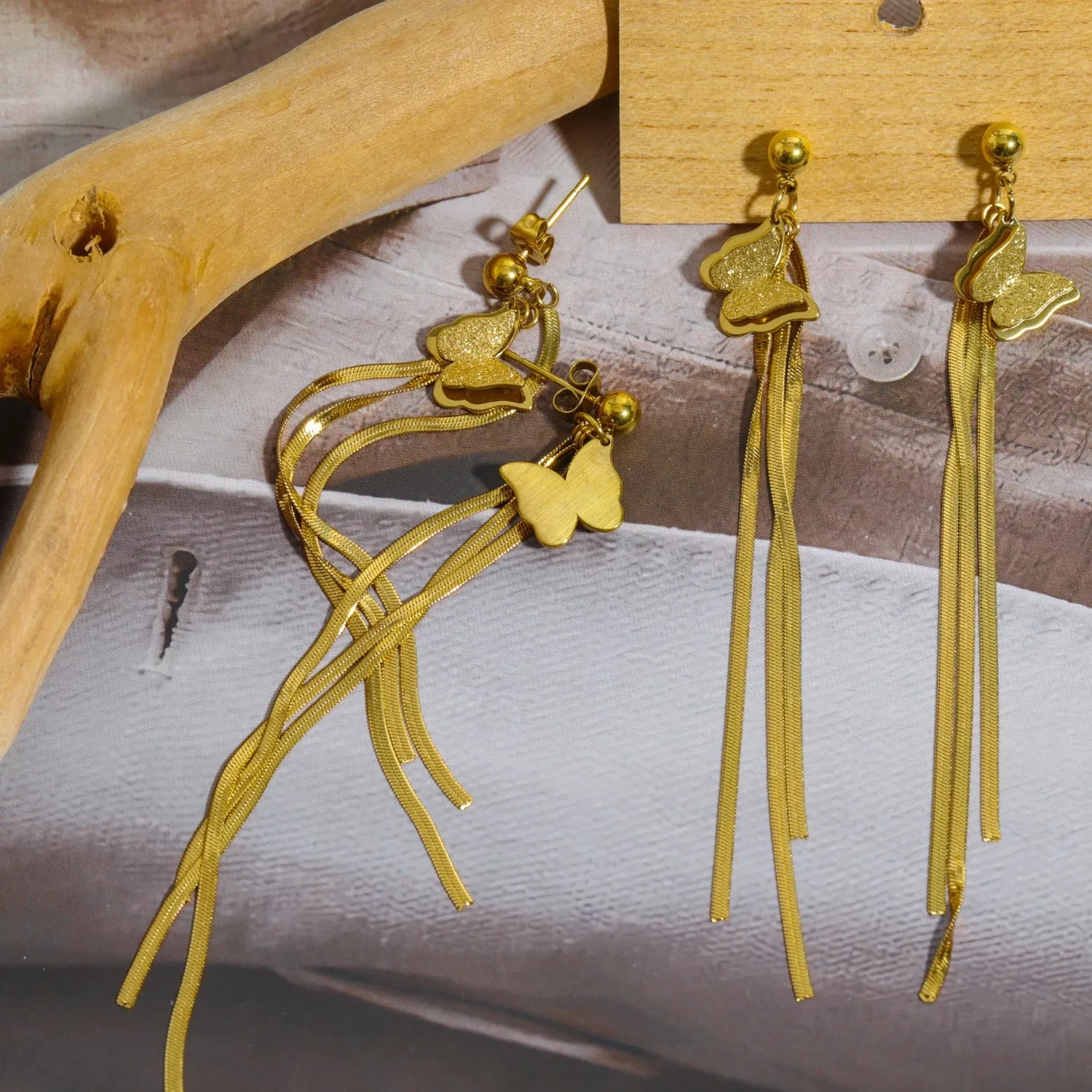 Pendientes de mariposa de lujo de acero inoxidable con diseño de alas Mori chapados en oro de 18 quilates y protección de color.