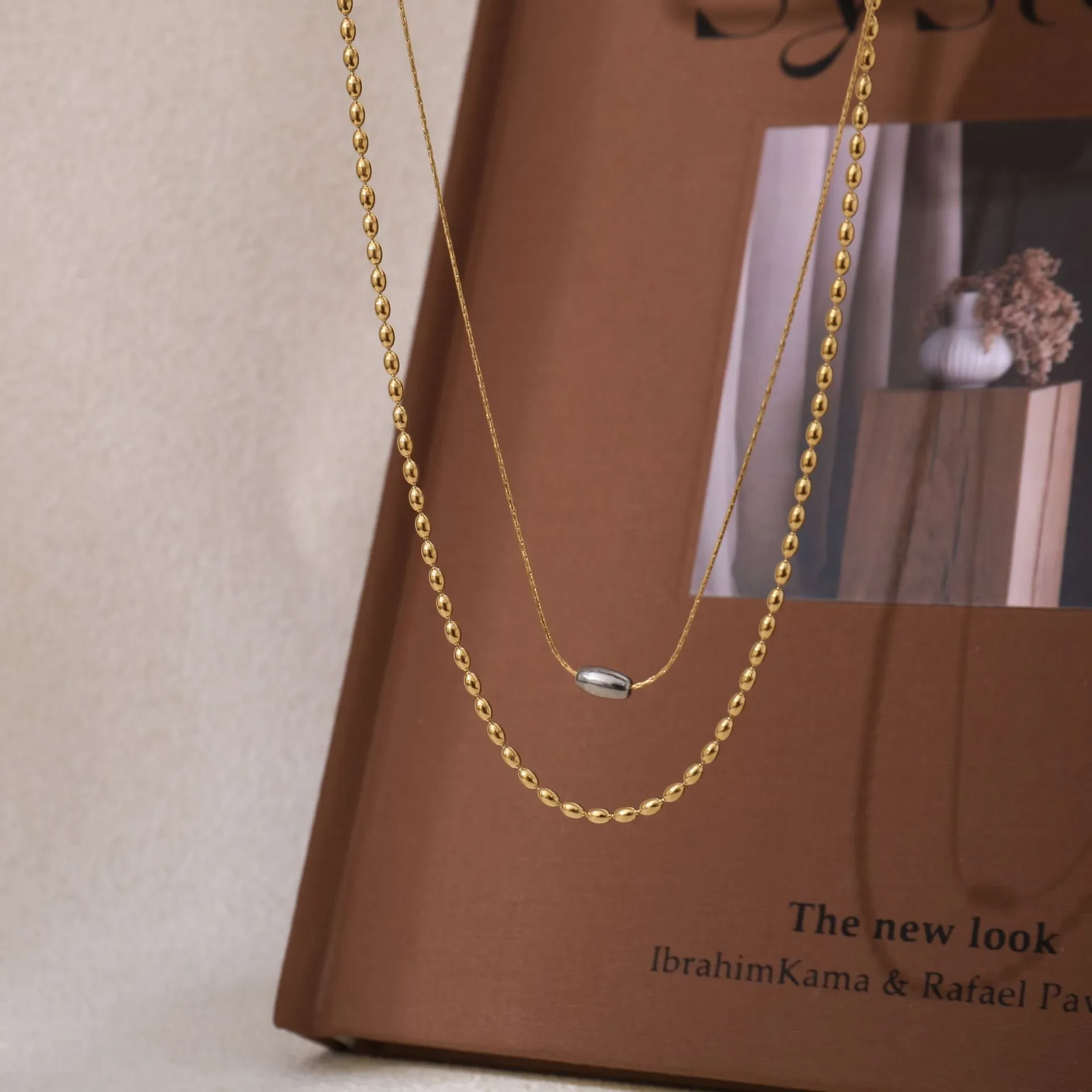 Collar de acero de titanio con grano de arroz dorado de doble capa y color contrastante