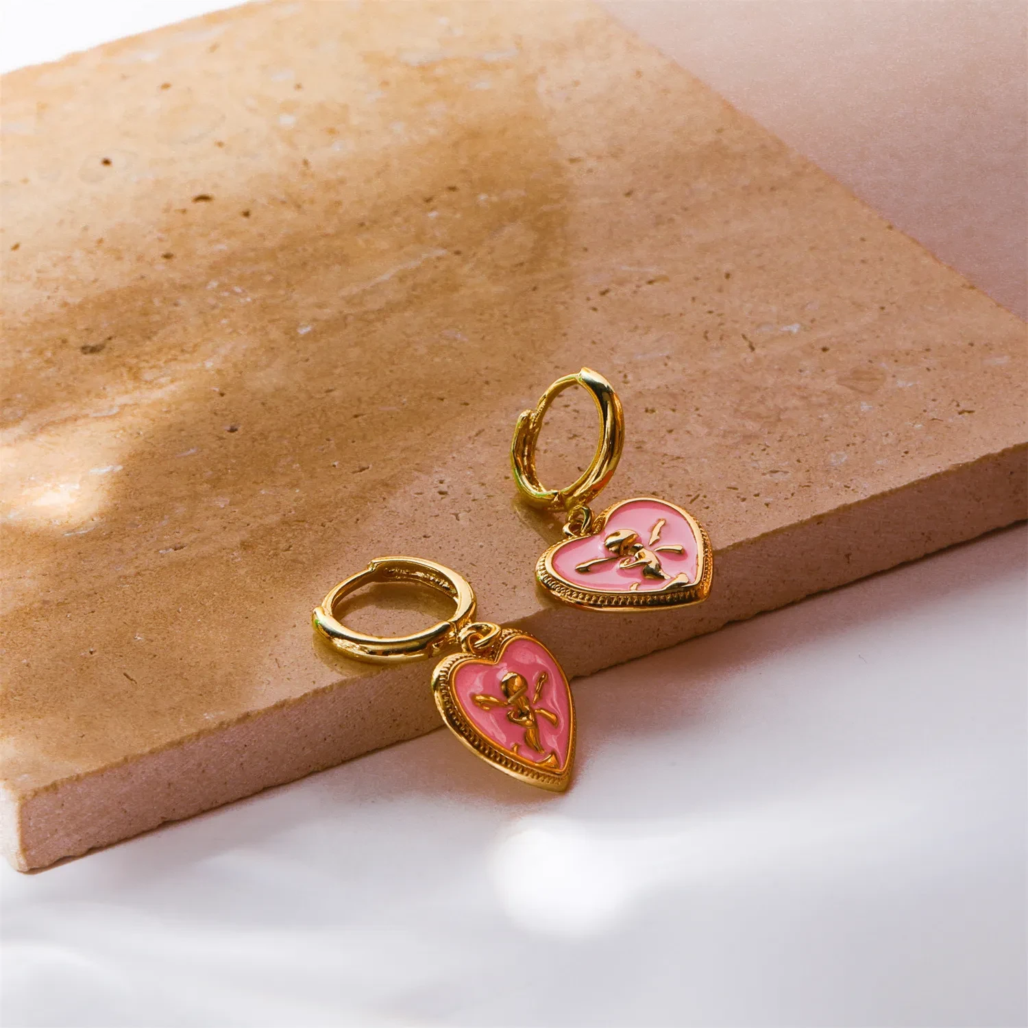 Pendientes de mujer de acero de titanio con forma de corazón de melocotón rosa
