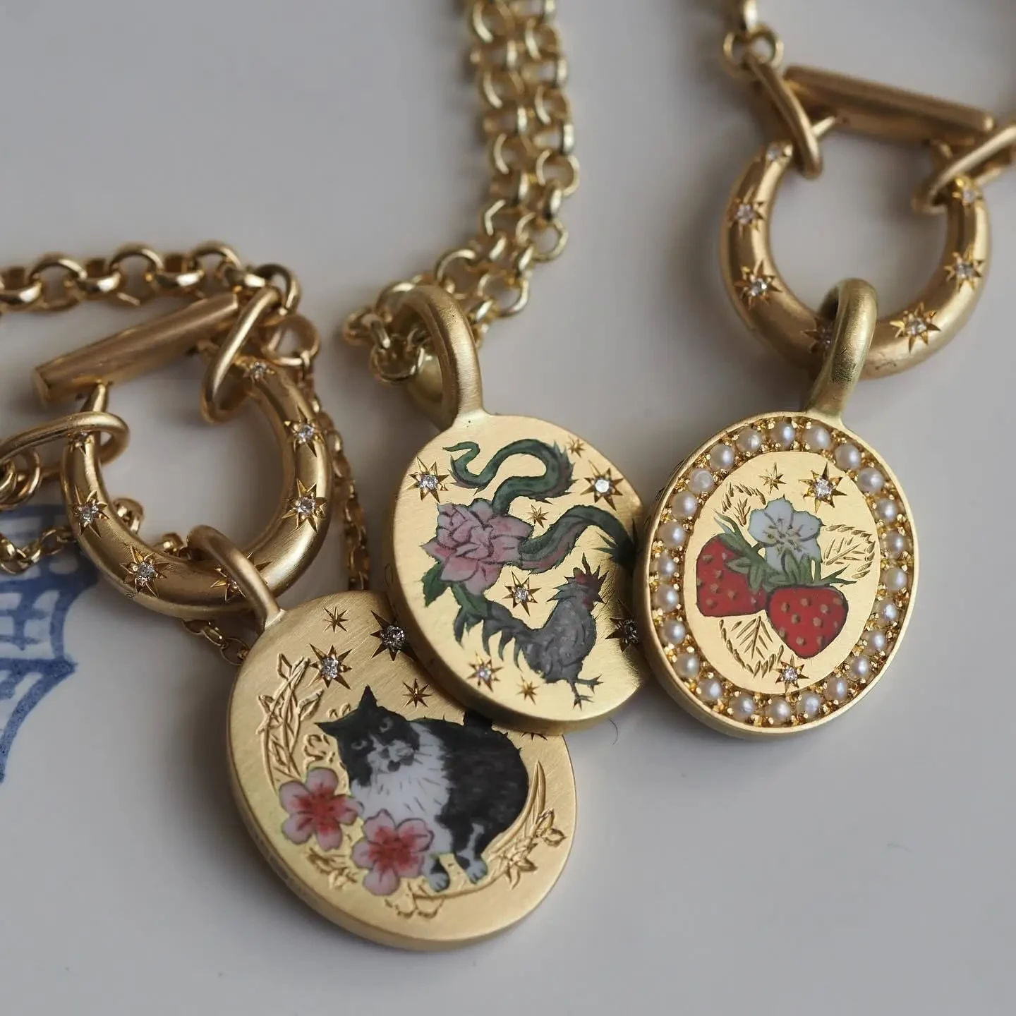 Collar ligero de lujo con perlas y fresas para mujer, de verano, para fiestas, de acero de titanio, galvanizado al vacío.
