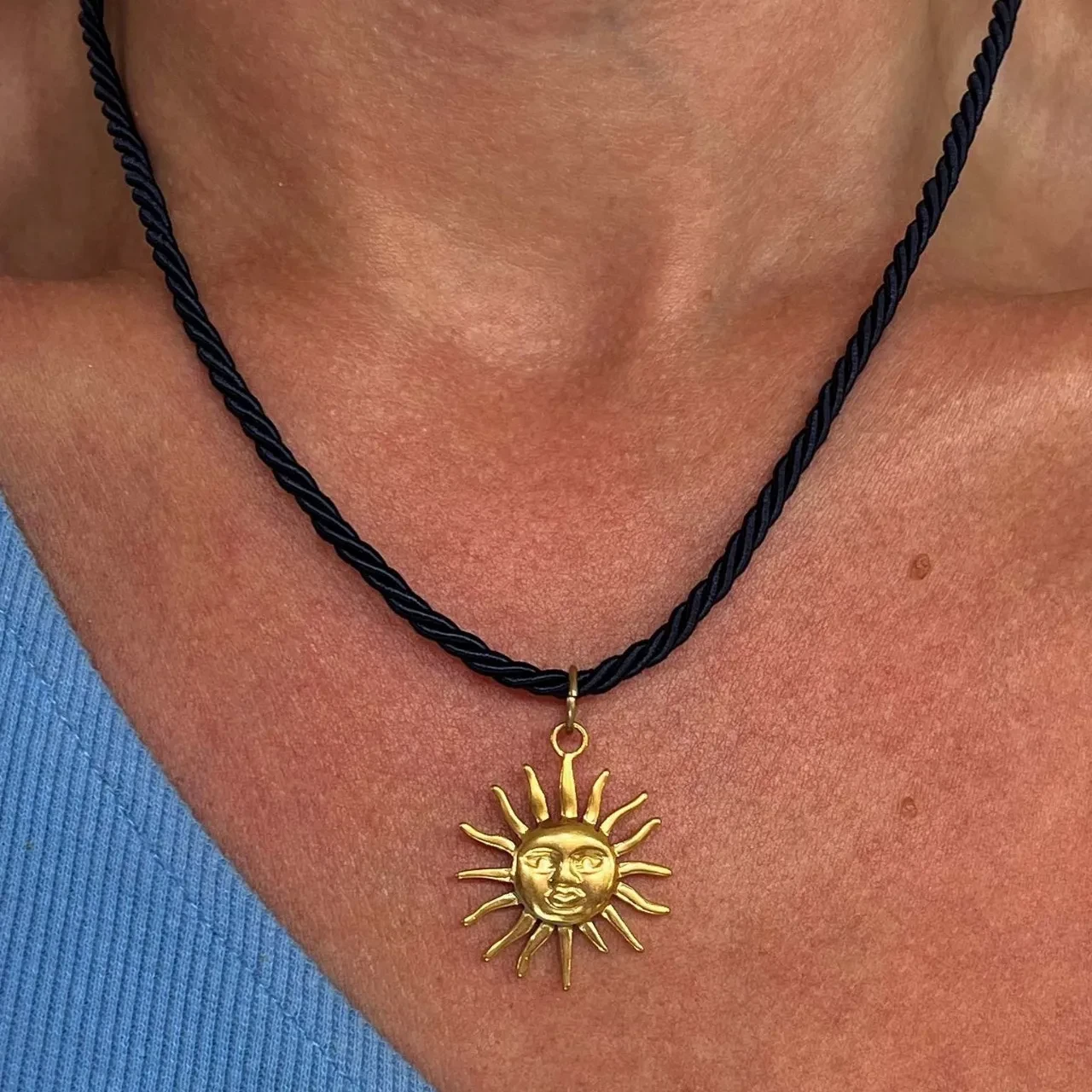 Cadena de sol abstracta con forma de caracol para vacaciones en la playa