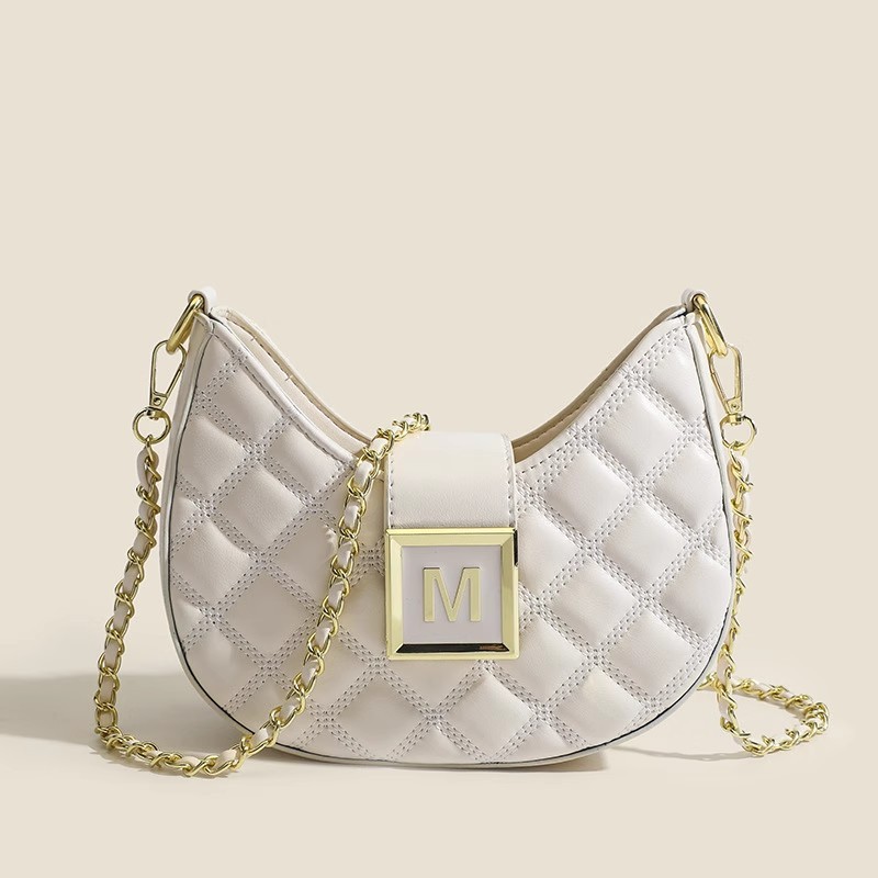 Bolso bandolera de alta gama con diseño de rombos, un solo hombro, con cadena y textura de nicho para combinar.