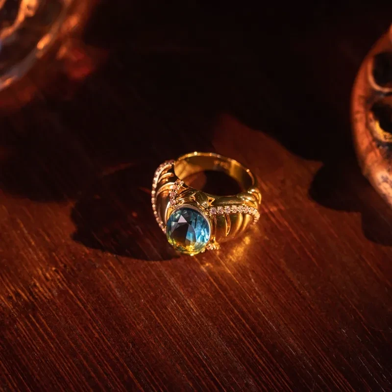 Anillo elegante chapado en oro con zafiro europeo y americano de mediados de la antigüedad