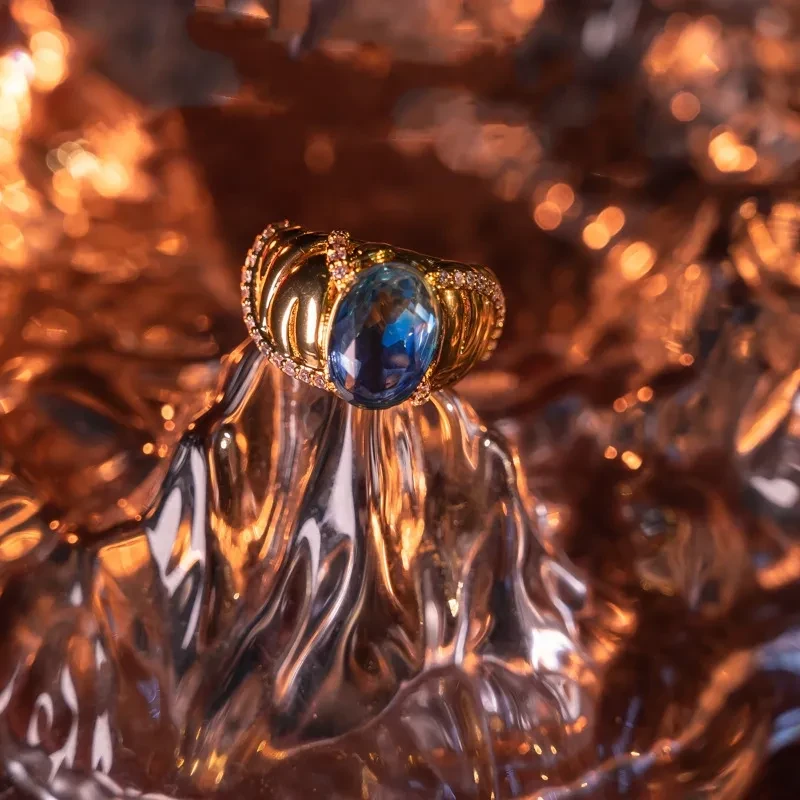 Anillo elegante chapado en oro con zafiro europeo y americano de mediados de la antigüedad