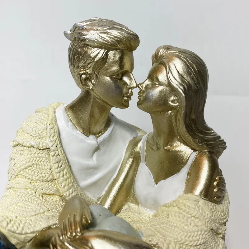 Pareja sentada mirando adornos decorativos artesanales de resina