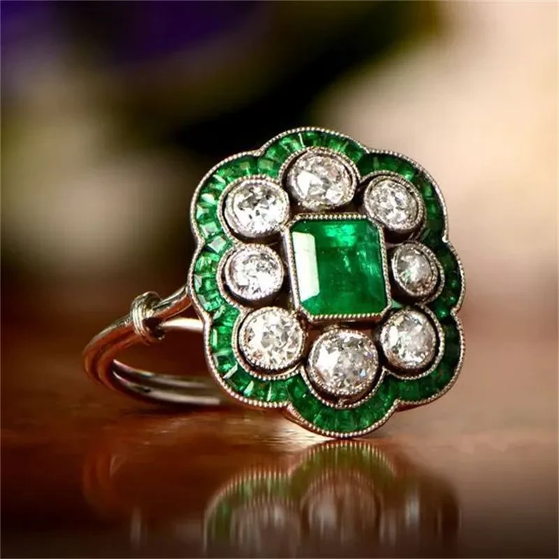 Anillo de circonio con incrustaciones de oro auténtico y baño de esmeralda