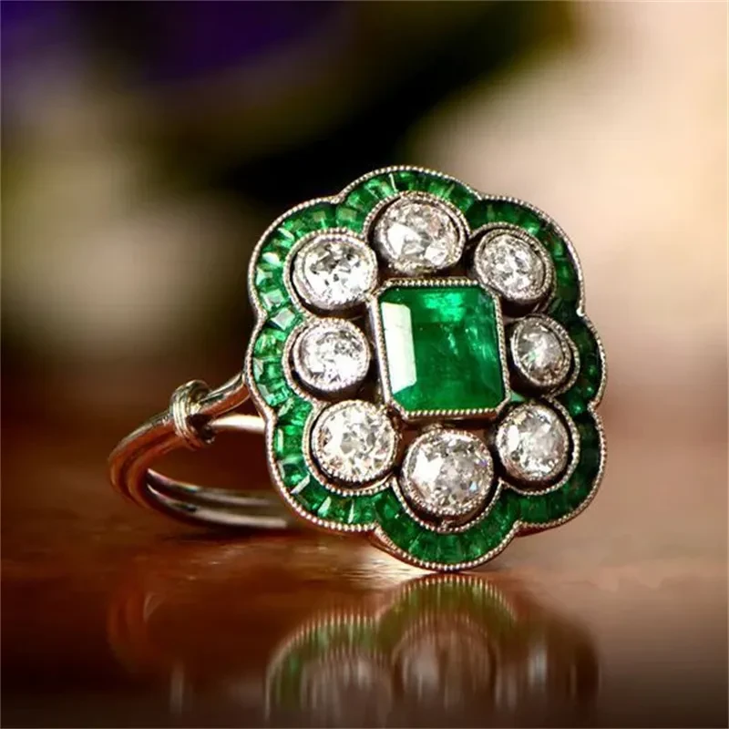 Anillo de circonio con incrustaciones de oro auténtico y baño de esmeralda