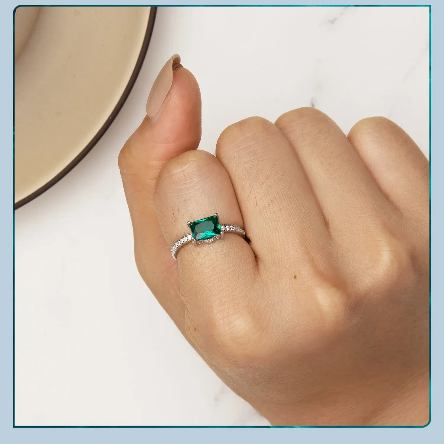 Anillo verde bañado en oro blanco y plata de ley S925