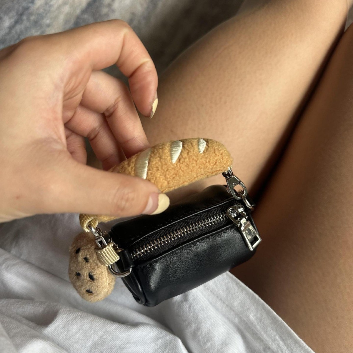 Monedero bandolera mini con decoración de perrito caliente que combina con todo