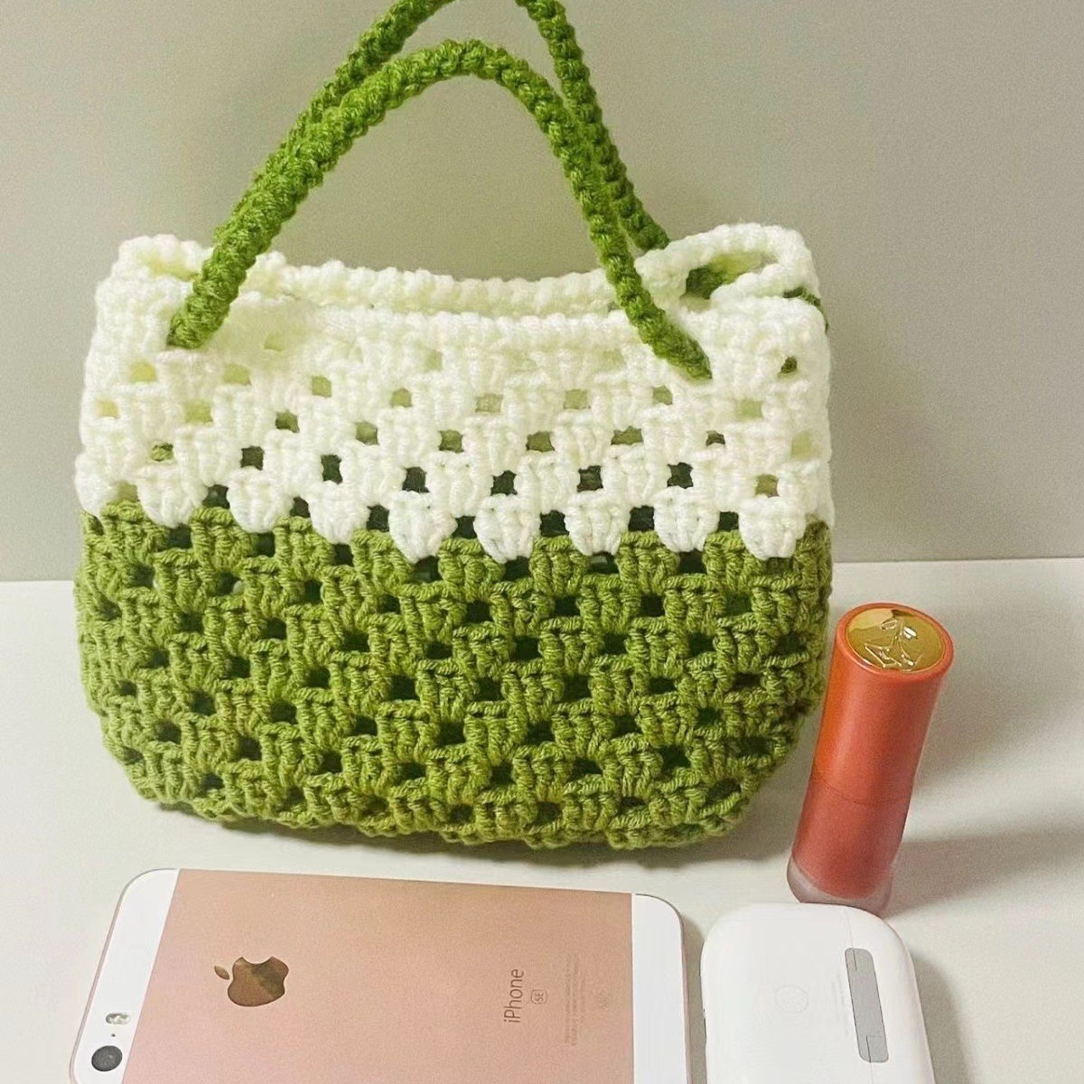 Bolso de mano de lana con estampado de contraste de colores de verano con agujeros