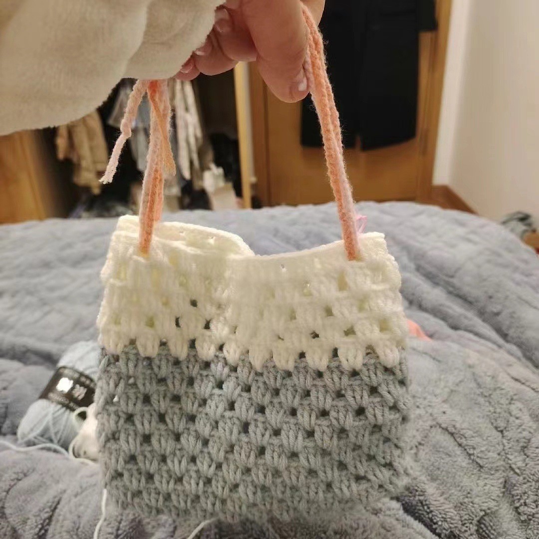 Bolso de mano de lana con estampado de contraste de colores de verano con agujeros