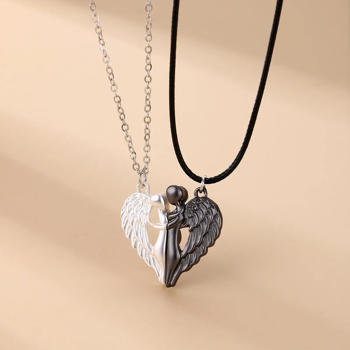 Dos novedosos collares magnéticos de alas de ángel para pareja en diferentes colores que también pueden ser joyas para un buen amigo para conmemorar la amistad.