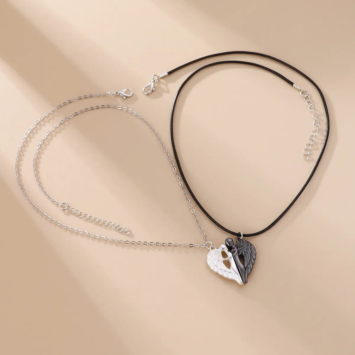 Dos novedosos collares magnéticos de alas de ángel para pareja en diferentes colores que también pueden ser joyas para un buen amigo para conmemorar la amistad.