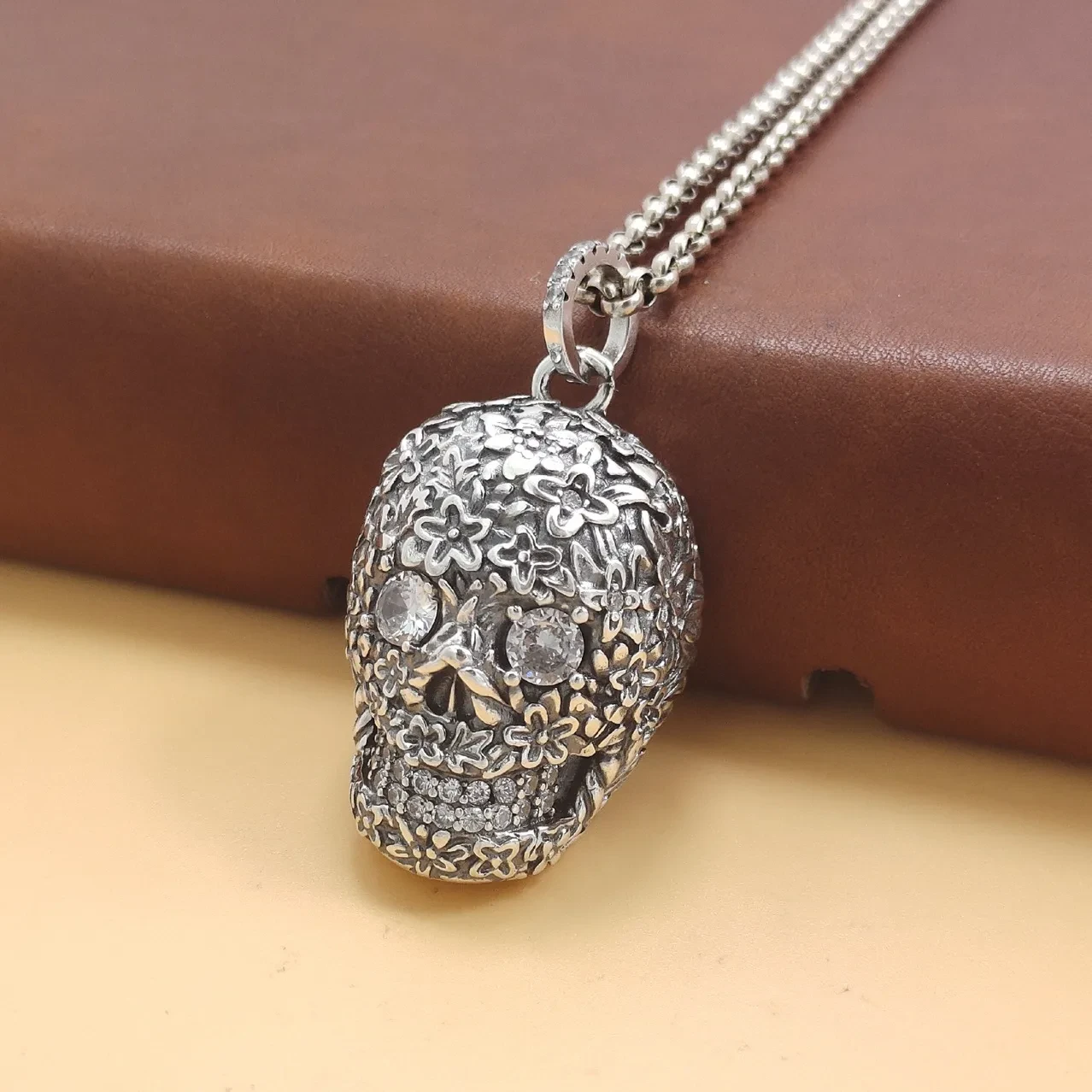 Colgante de calavera con circonita blanca en plata de ley S925