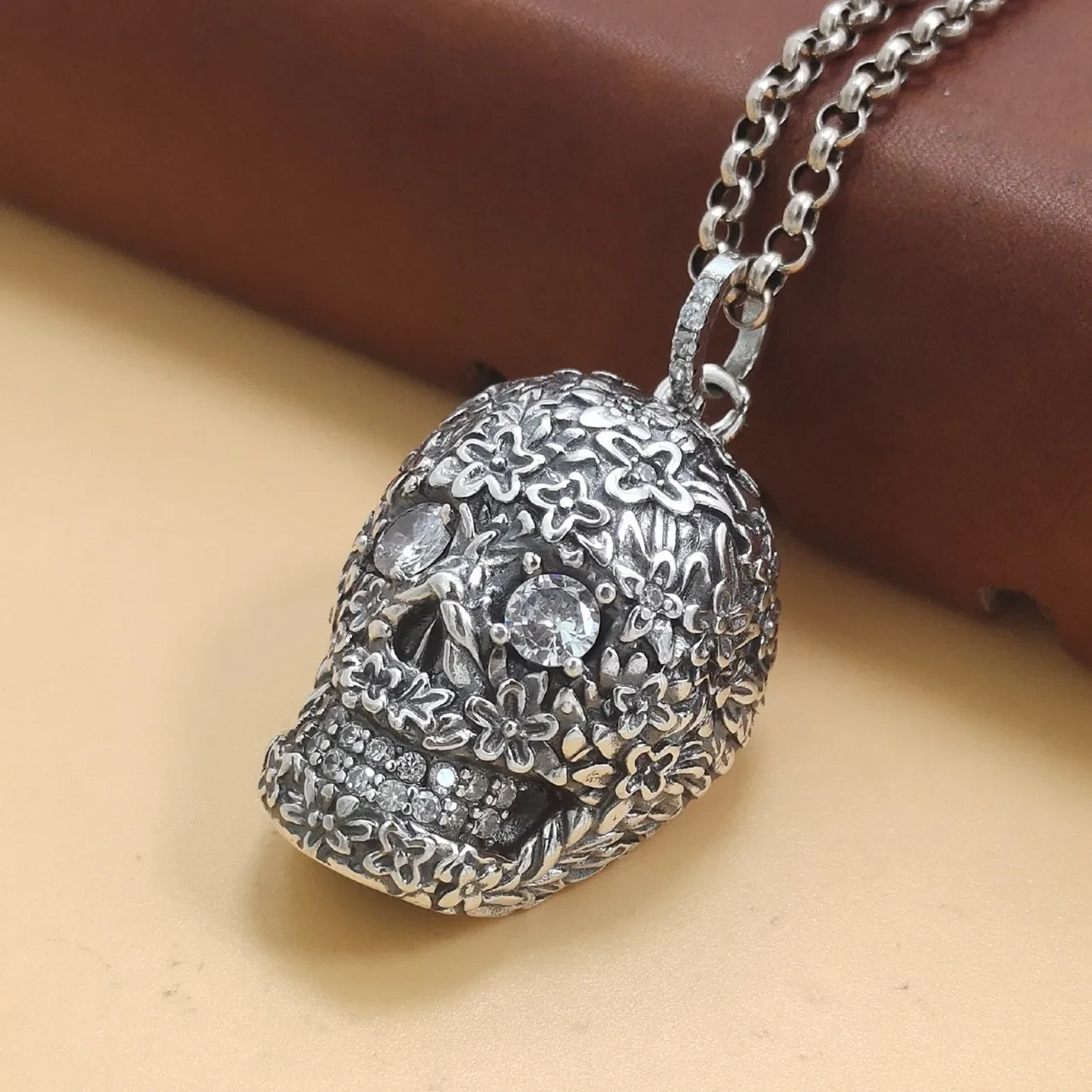 Colgante de calavera con circonita blanca en plata de ley S925