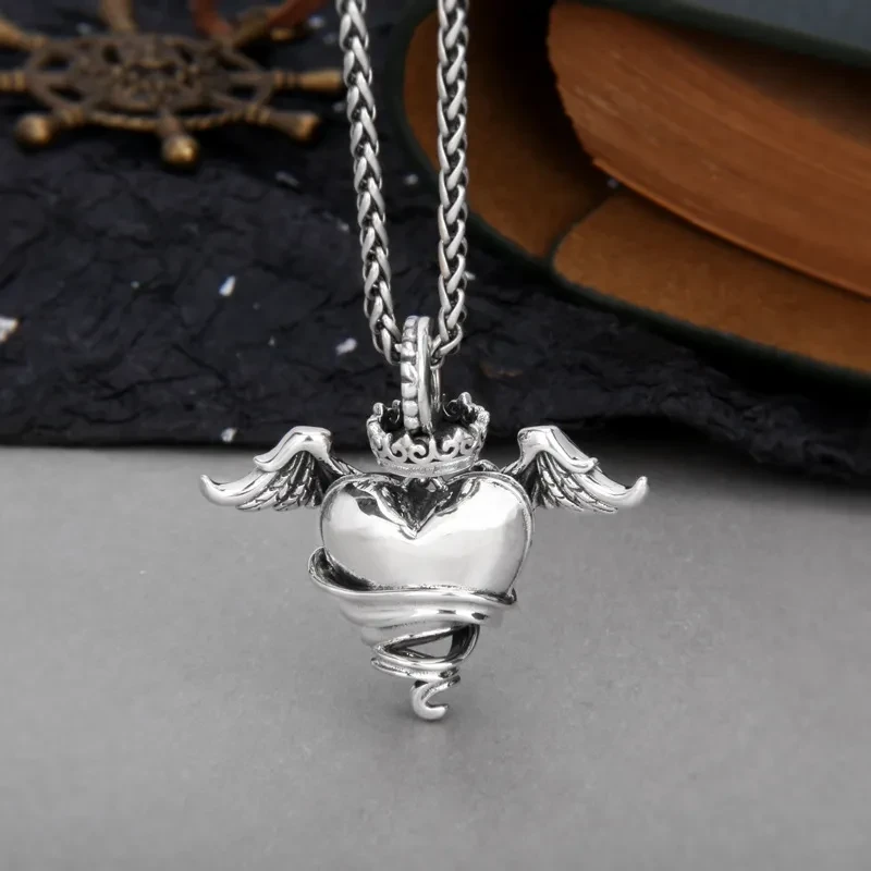 Colgante de alas de ángel con corona de amor