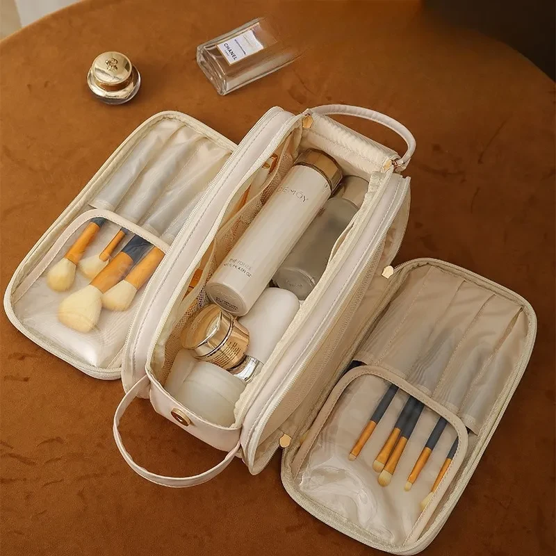 Bolsa de cosméticos de tres capas con doble cremallera y diseño en forma de U, moderna y de alta capacidad, de cuero sintético portátil, para productos de cuidado de la piel.